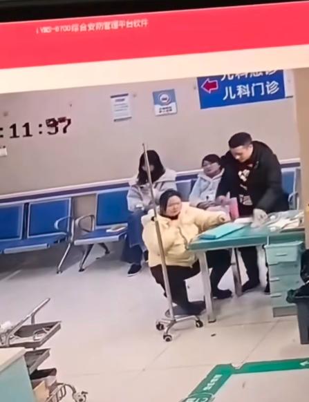 过年期间，女子去医院看病，因为输液过敏去世，原因是因为输了头孢曲松，过敏，去世的