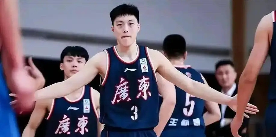 6分惜败！广东球员评分：2首发不及格，3人优秀，博日奇首秀5中0先说广东男篮这场输球，68比74，广