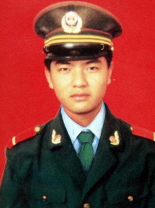1992年，一武警战士押送四名不法分子回中队，突然，一个歹徒冲上来死死的抱住了武