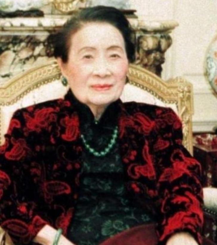 蒋介石私生活有多混乱？贴身秘书晚年才敢说破，宋美龄的做法绝了。蒋介石天性风流，虽