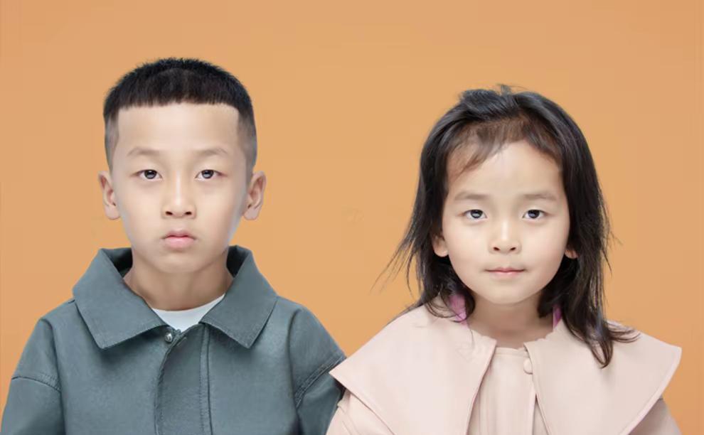 男孩书包还没背稳，女孩已哭成泪人！反转太快妈妈懵了镜头里，儿子昂首进一年级，