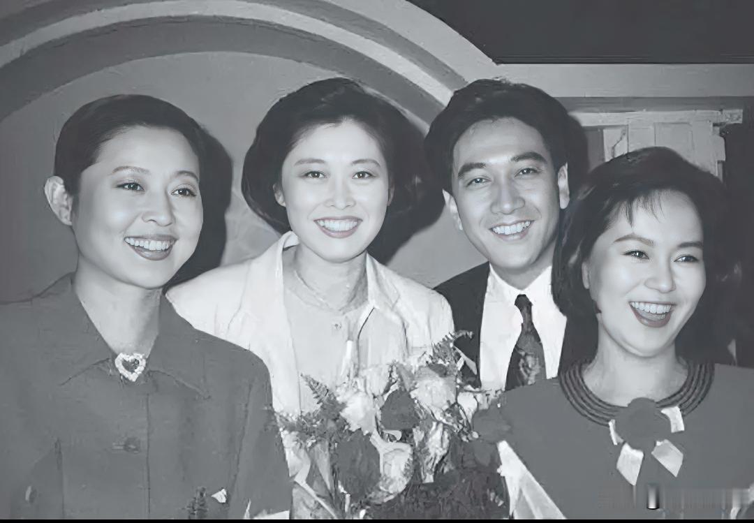 你发现没？这4人合影里，那时的敬一丹即使一脸素颜，反倒气质是最好，笑容最甜。就不