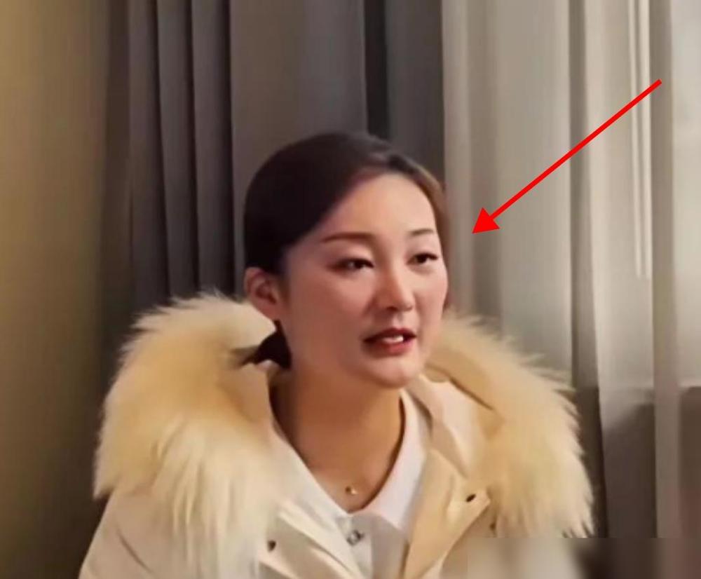 朱家的门，早在那场直播里焊死了。曾经那个唯唯诺诺、躲在镜头角落当背景板的朱小