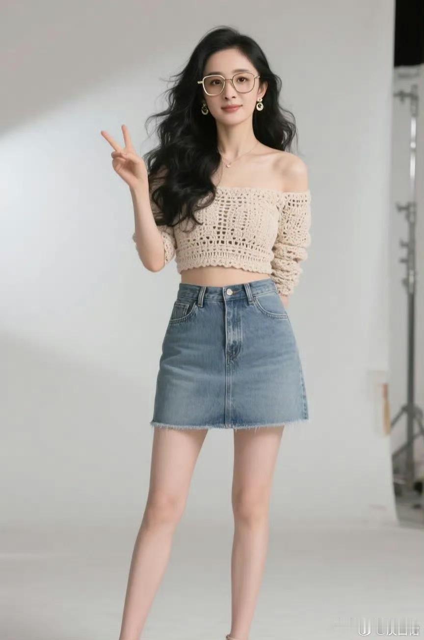 戴上眼镜的杨幂妈妈~