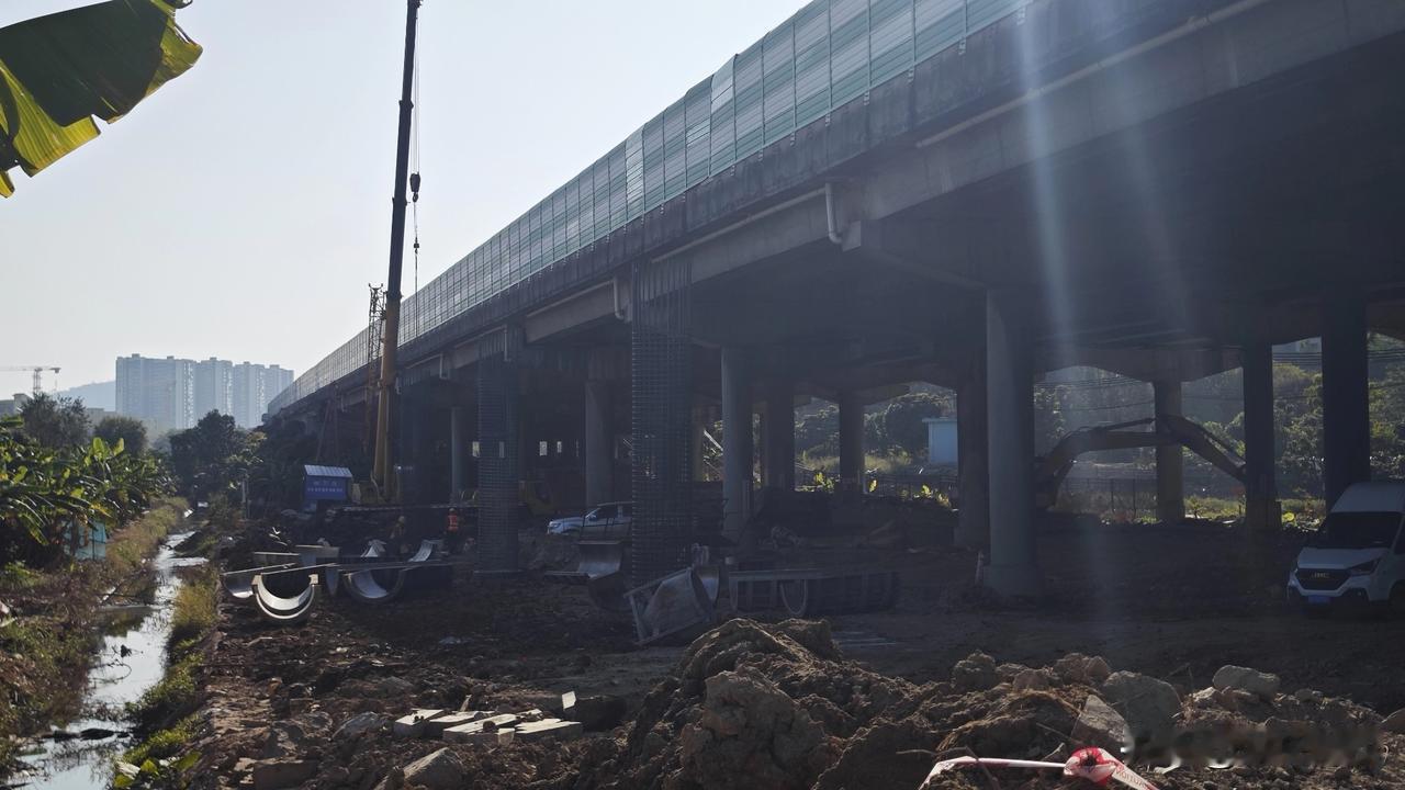 飞沙角村段的莞佛高速桥底大动作揭晓了，不是桥底公园，不是黄阁南路东延也不是水浸工