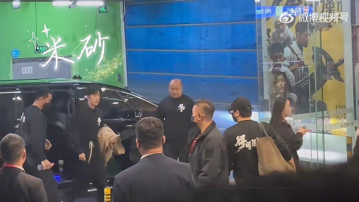 肖战宜昌见面会造型组服上身直接帅出新高度！肖战身着得闲谨制组服亮相，现场尖叫声