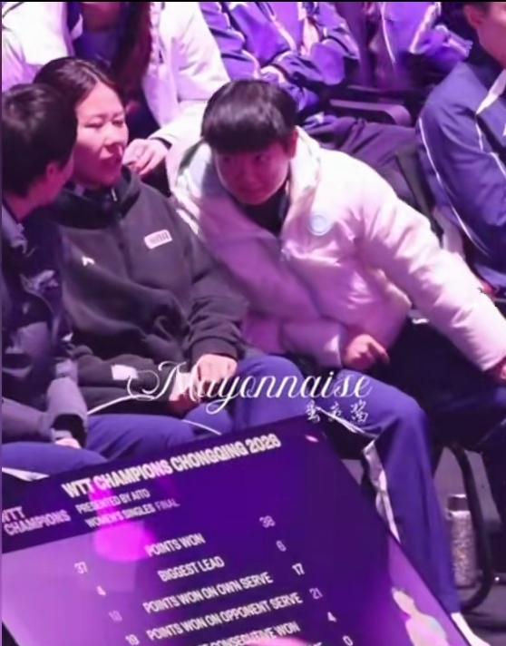 WTT重庆冠军赛场上，蒯曼全力厮杀，汗水打湿发丝，每一球都拼到极致，尽显小将冲劲