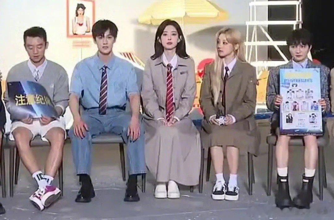 网友好奇：孟子义为什么坐下的时候都是人群中最高的那一个？