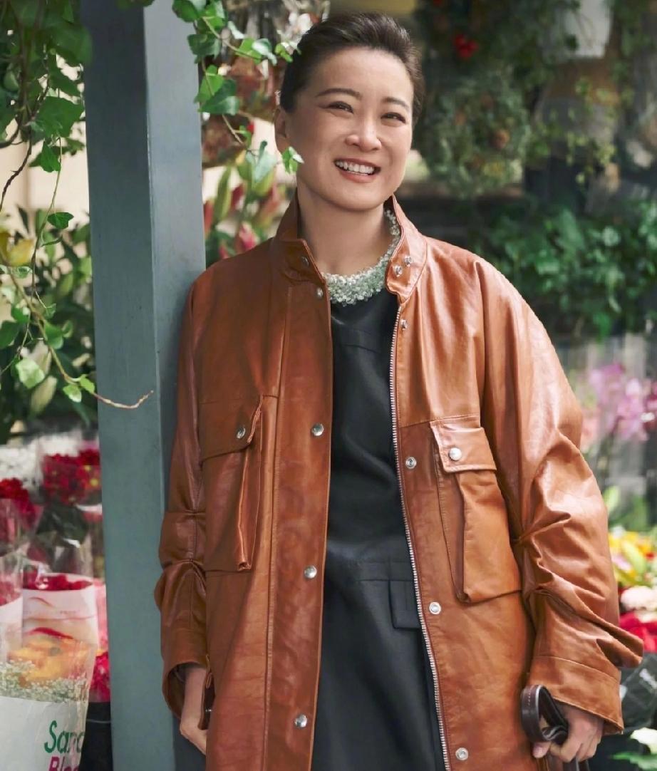 贾玲米兰看秀造型图出来了，一件棕色皮大衣，搭配黑色泡泡下摆长裙，大女人味里又有些