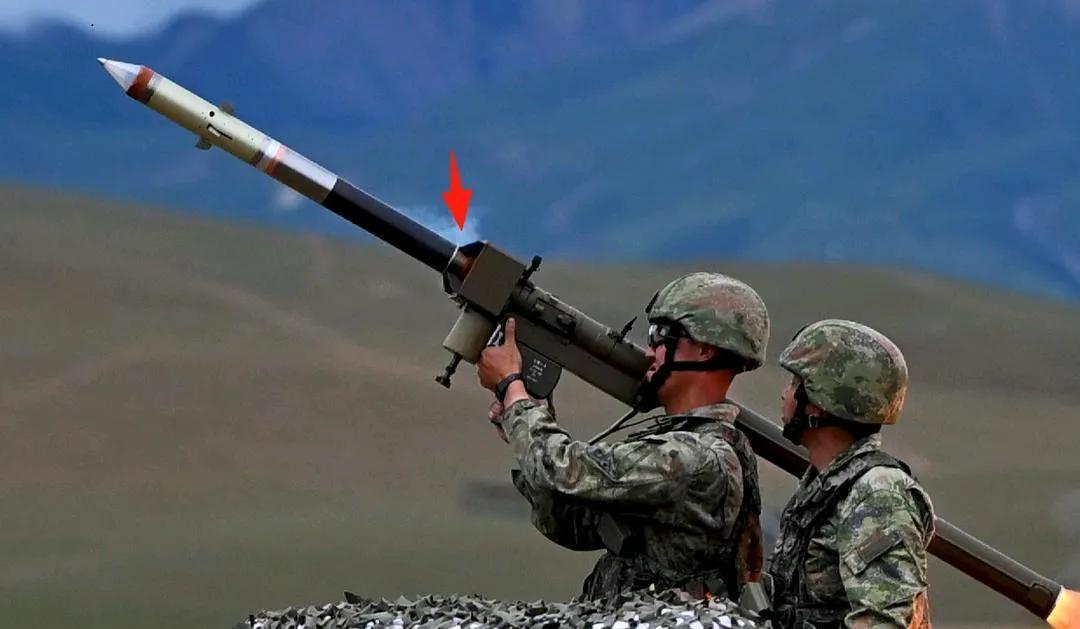 “红缨”6是中国第三代单兵便携式防空导弹，采用被动红外寻的，配备了全数字四元红外