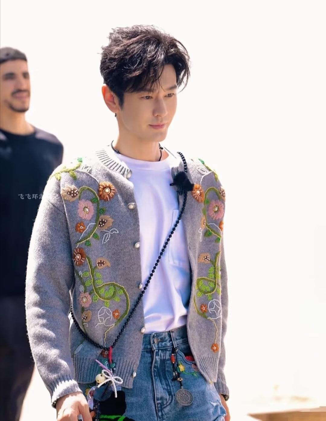 黄晓明，明明是个帅气的硬汉，愣是把自己整成个花美男。