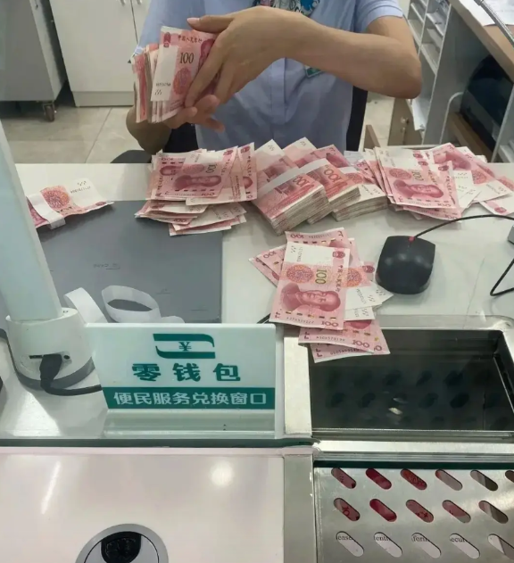 男子去银行取钱，取了2.1万元，清点无误后离开银行。事后银行竟打来电话，称操作失