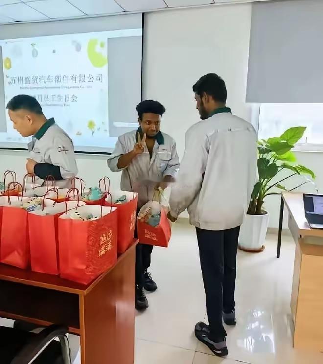 现场实拍！苏州工厂违规引进印度工人一事,涉事台企已被多部门联合调查大批民众接