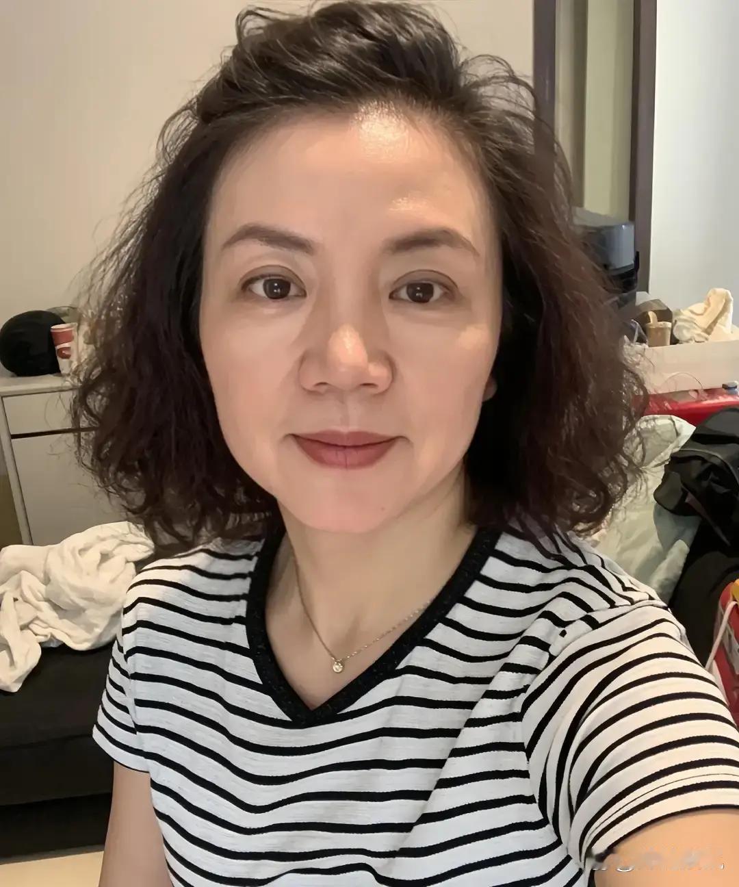 我一个人在农村老家，院里种点青菜，养了三只下蛋鸡，日常花不了什么钱。儿子结婚后在