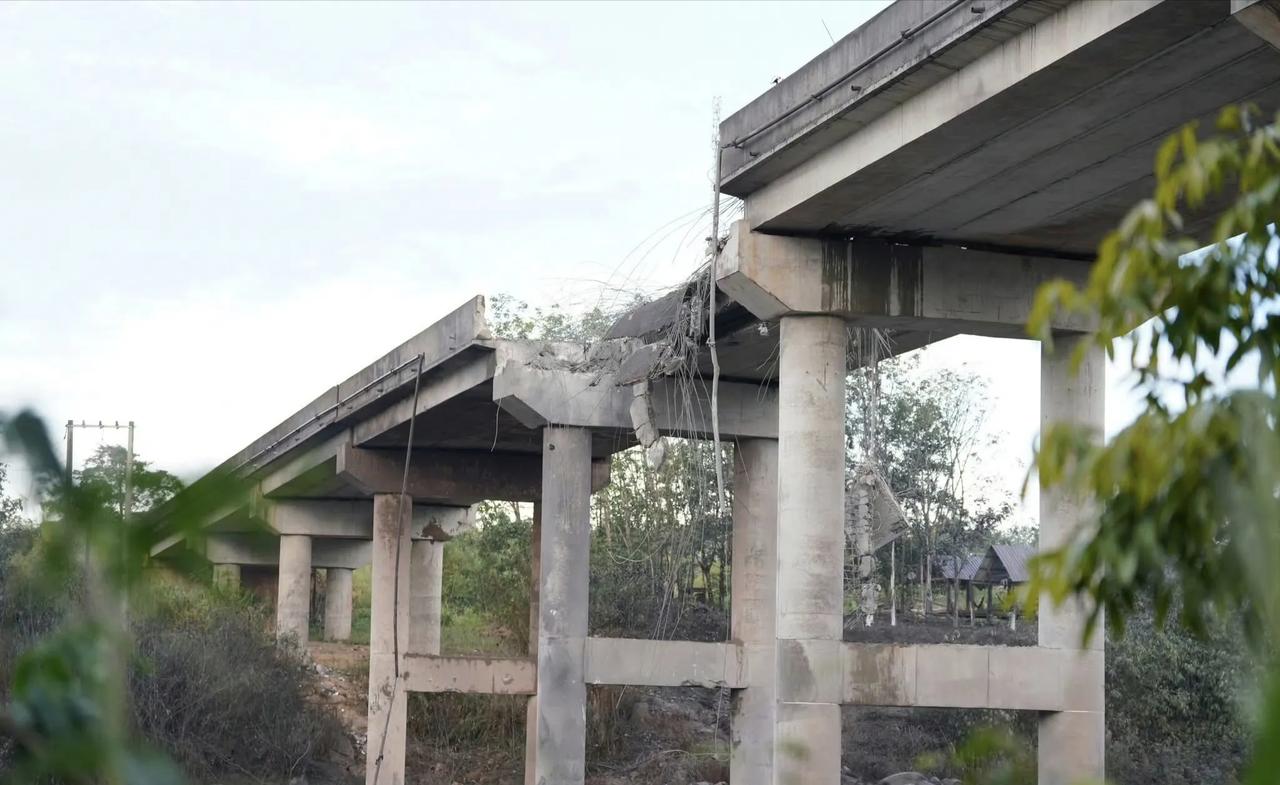 泰国空军F-16战斗机对柬埔寨维亚尔文省塔莫达县的柴春尼耶桥进行了空袭，阻断了大