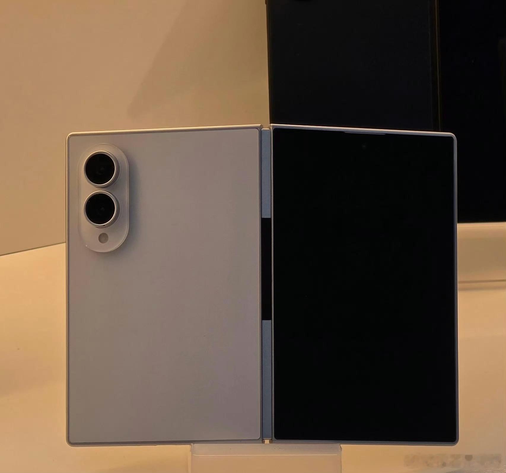 三星GalaxyZFold8据说在韩国的门店摆出来了，尺寸似乎不小，据说采用