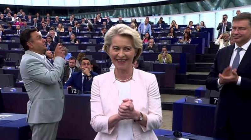 欧洲议会昨日数小时拉锯战，冯大妈扬言不达成决议就不让欧洲各国代表离场，最终却以彻