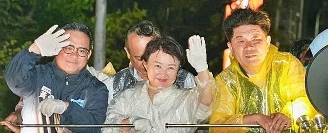 大罢免726投开票倒数计时，台中市长卢秀燕今天傍晚宣布，将从明天下午起请假投入力