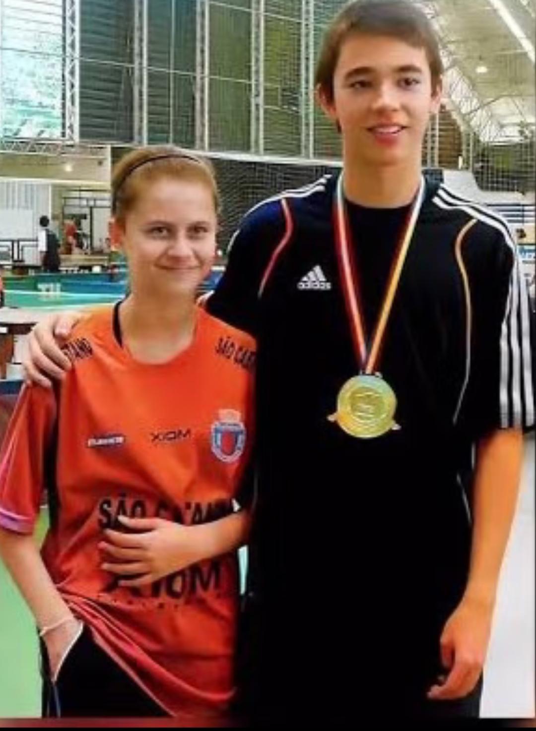 新加坡大满贯获得混双冠军的混双真情侣雨果和高桥其实10多岁的时候就认识了，雨果是