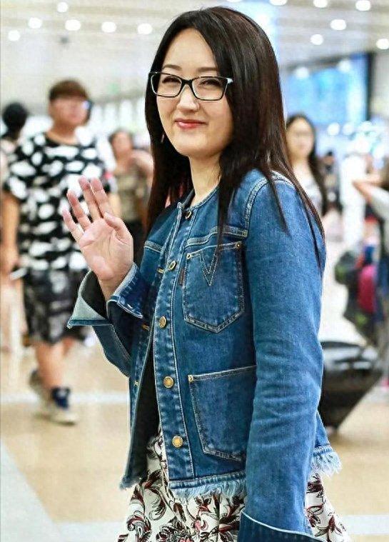 54岁的杨钰莹已步入大婶年纪，但依然保持少女般身材，穿着风格洋气时尚且显得十分减
