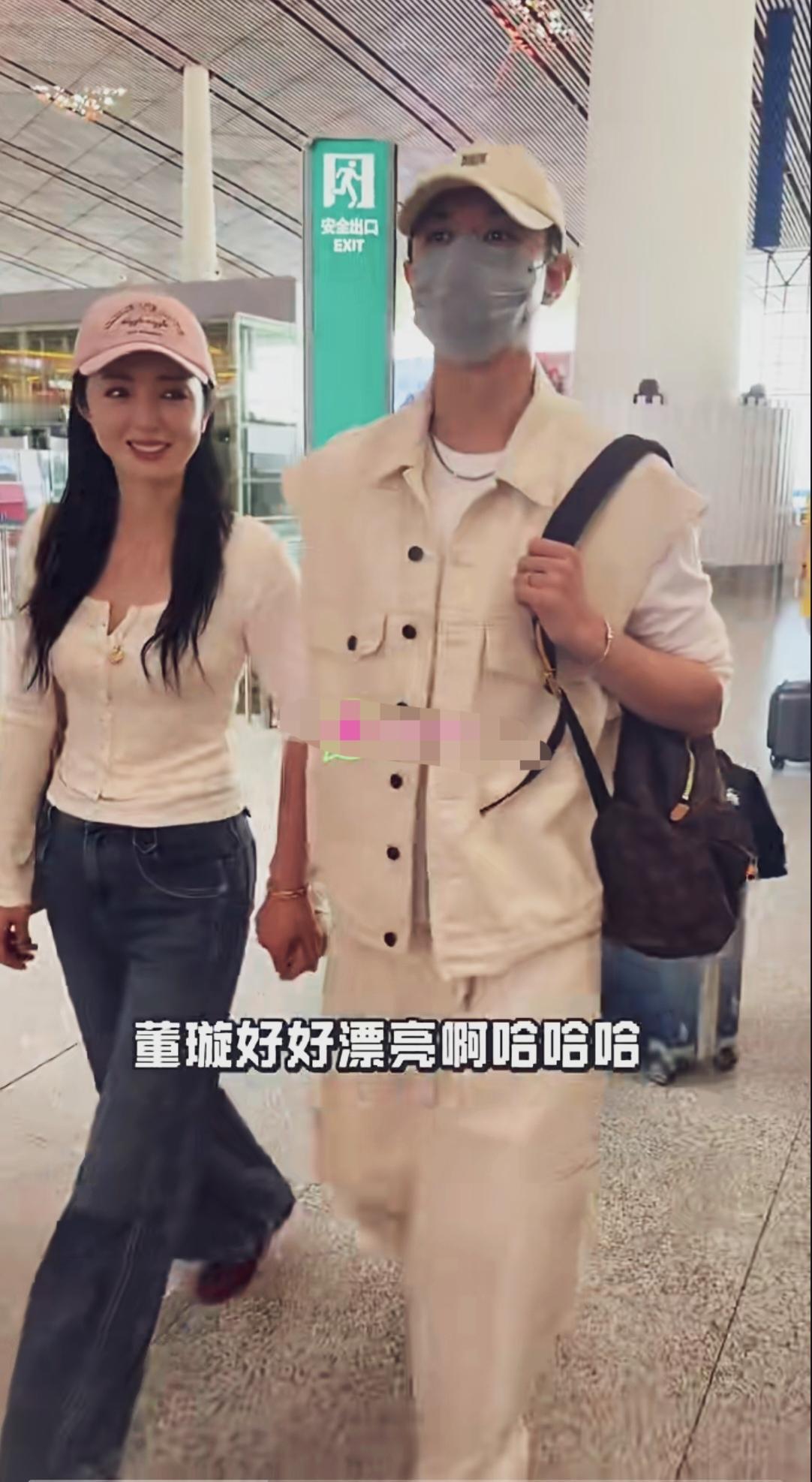 董璇张维伊夫妻俩手牵手甜蜜现身，董璇被路人认出后惊叹好漂亮！再婚后的董璇气色红润