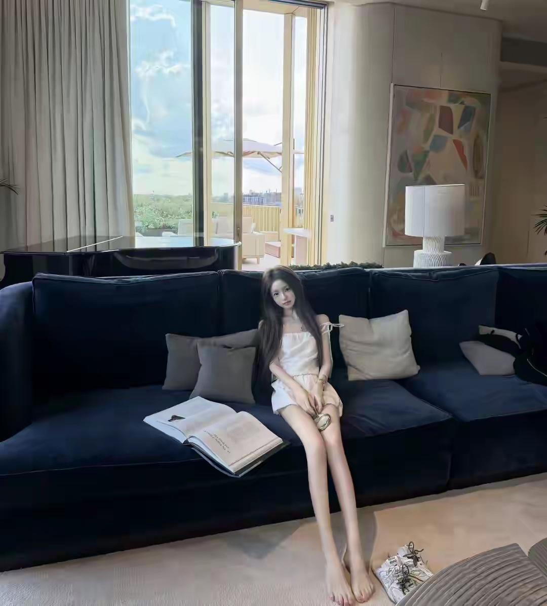 懒懒更新恋爱日常，其中有不少王思聪送她的高奢礼物，懒懒生病王思聪陪她一整夜，感情