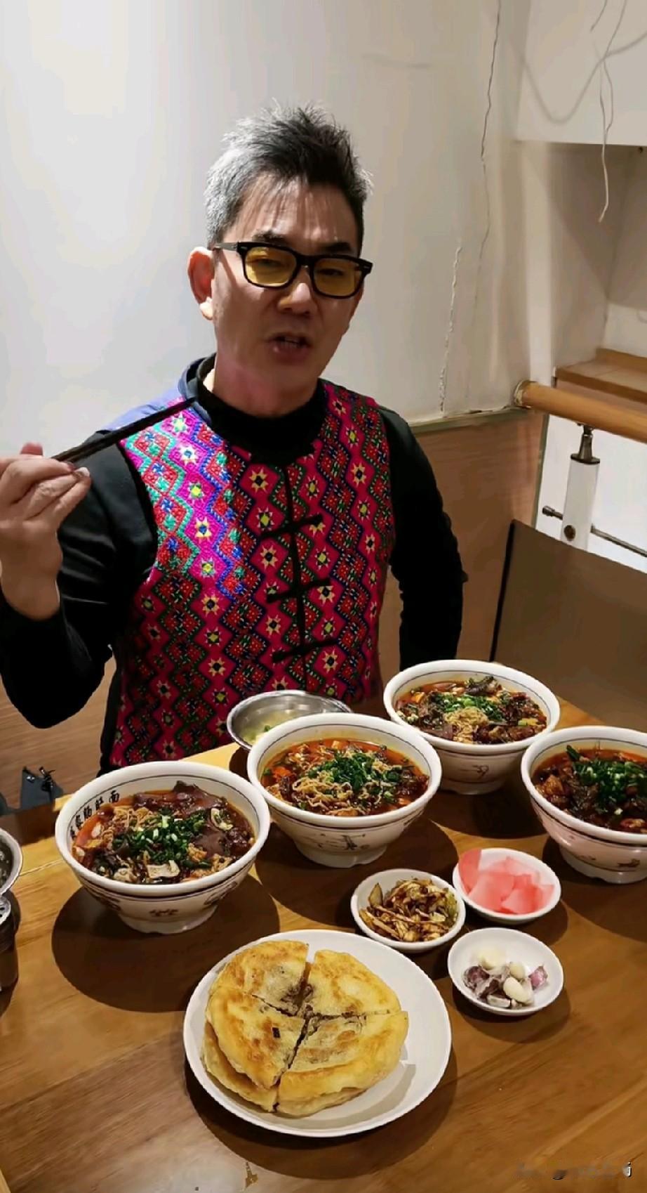 这两天任贤齐来贵阳开演唱会，嗦粉照流出，看他埋头猛吃的架势，比唱《心太软》还投入