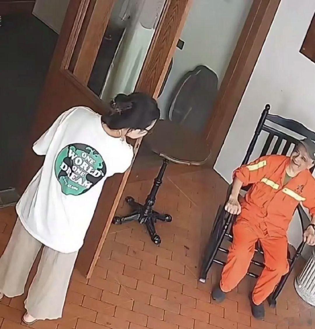 开着小店实在纠结，环卫大爷天天一待就是一上午天热他来蹭空调我能理解，也心疼他户外