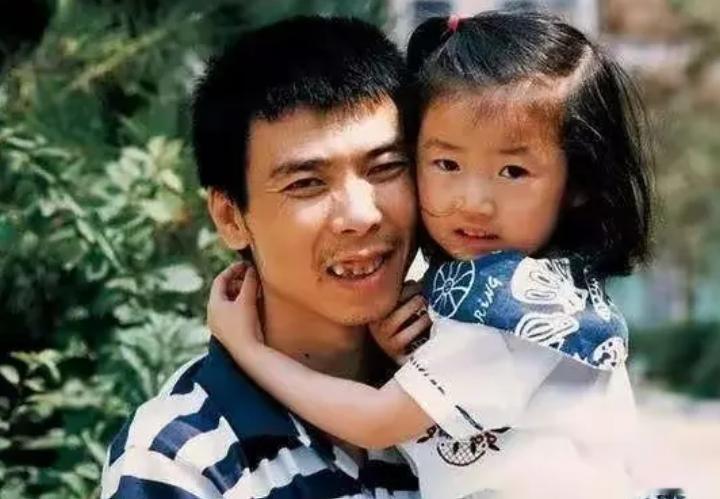 1990年，冯小刚给冯巩打电话：“巩哥，我女儿做唇腭裂手术，差六千...”还没等
