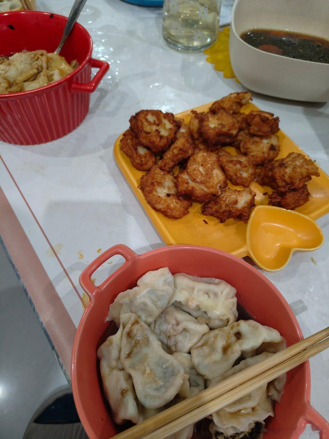 今天晚上吃饺子，队友亲自剁馅，和面。她一个人在厨房悄悄的忙活，我感觉过意不去就去