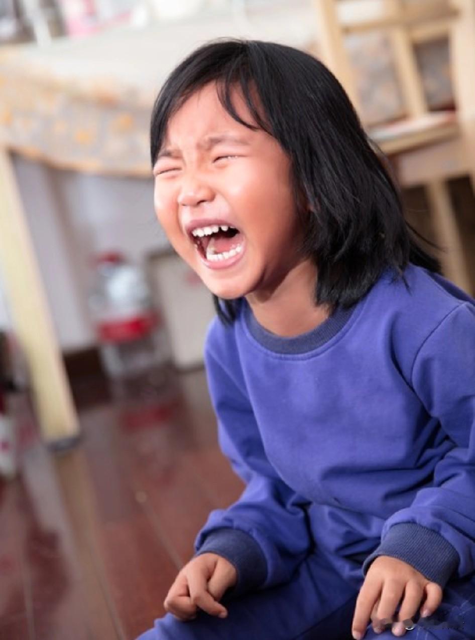 站在校门口崩溃大哭、瑟瑟发抖的小女孩儿一位小学生家长大壮（化名），近日，去参