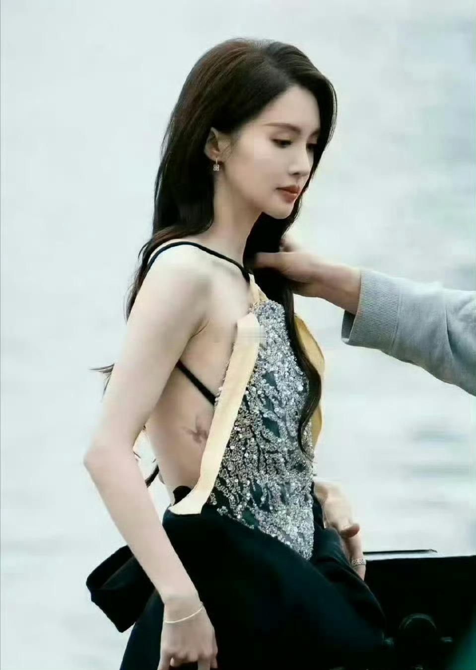 金晨毫不避讳她腰间的蝴蝶纹身，谁说纹身的就不是好女孩。
