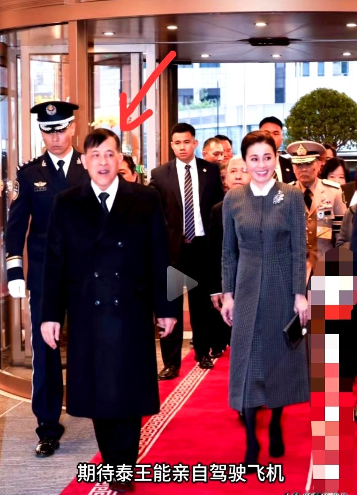 泰王夫妇访华：泰王发型挺pi的，九分头，挺独特，80年代流行，别说这发型还挺帅气