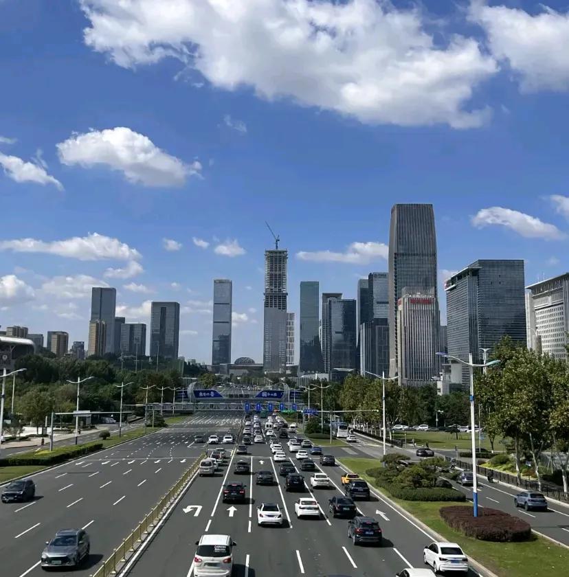 济南算是搭上了城市超高层建设的末班车从现在开始国家要严格限制超高层建筑，一是建