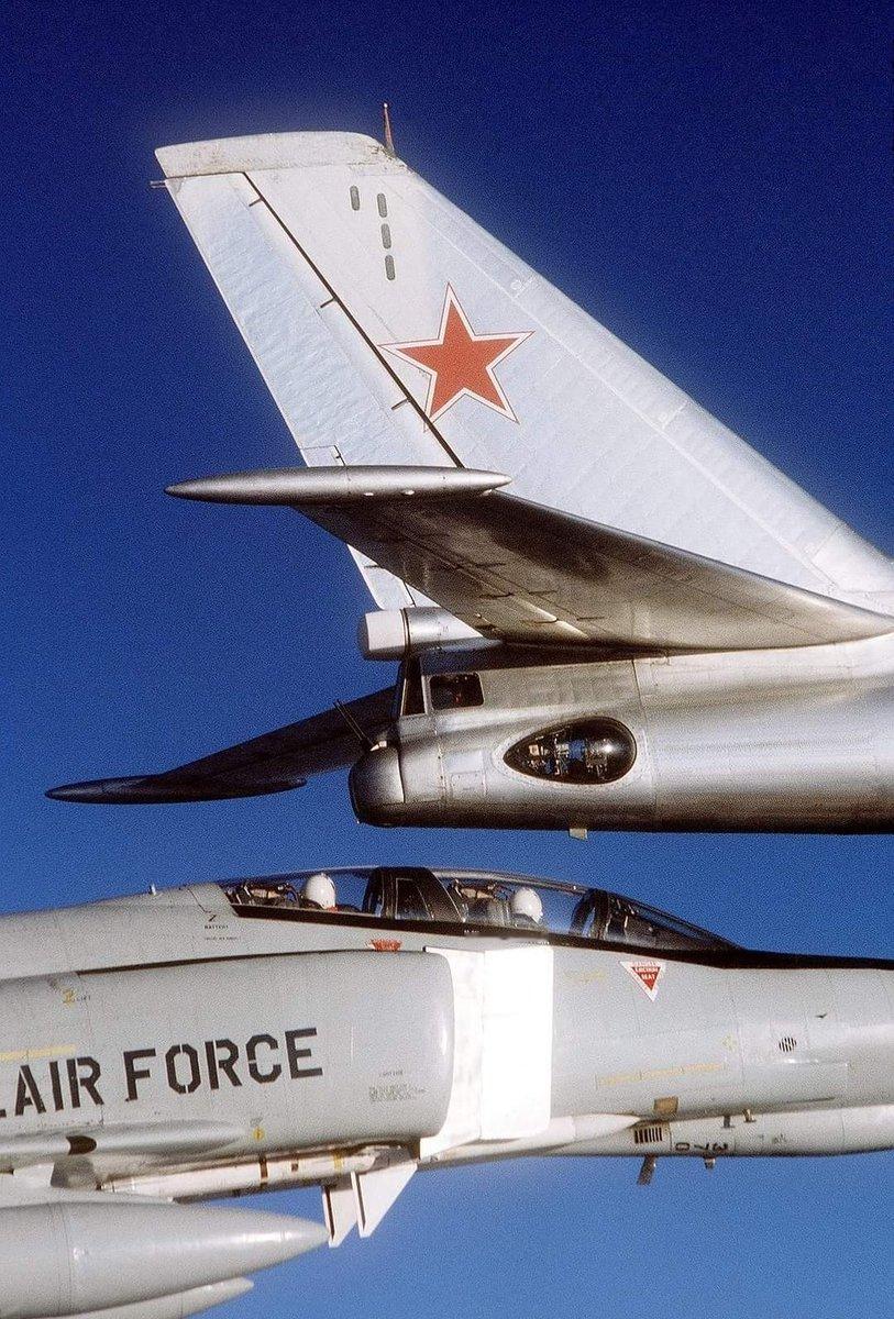 1980年。F-4鬼怪和Tu-95熊同框​​​