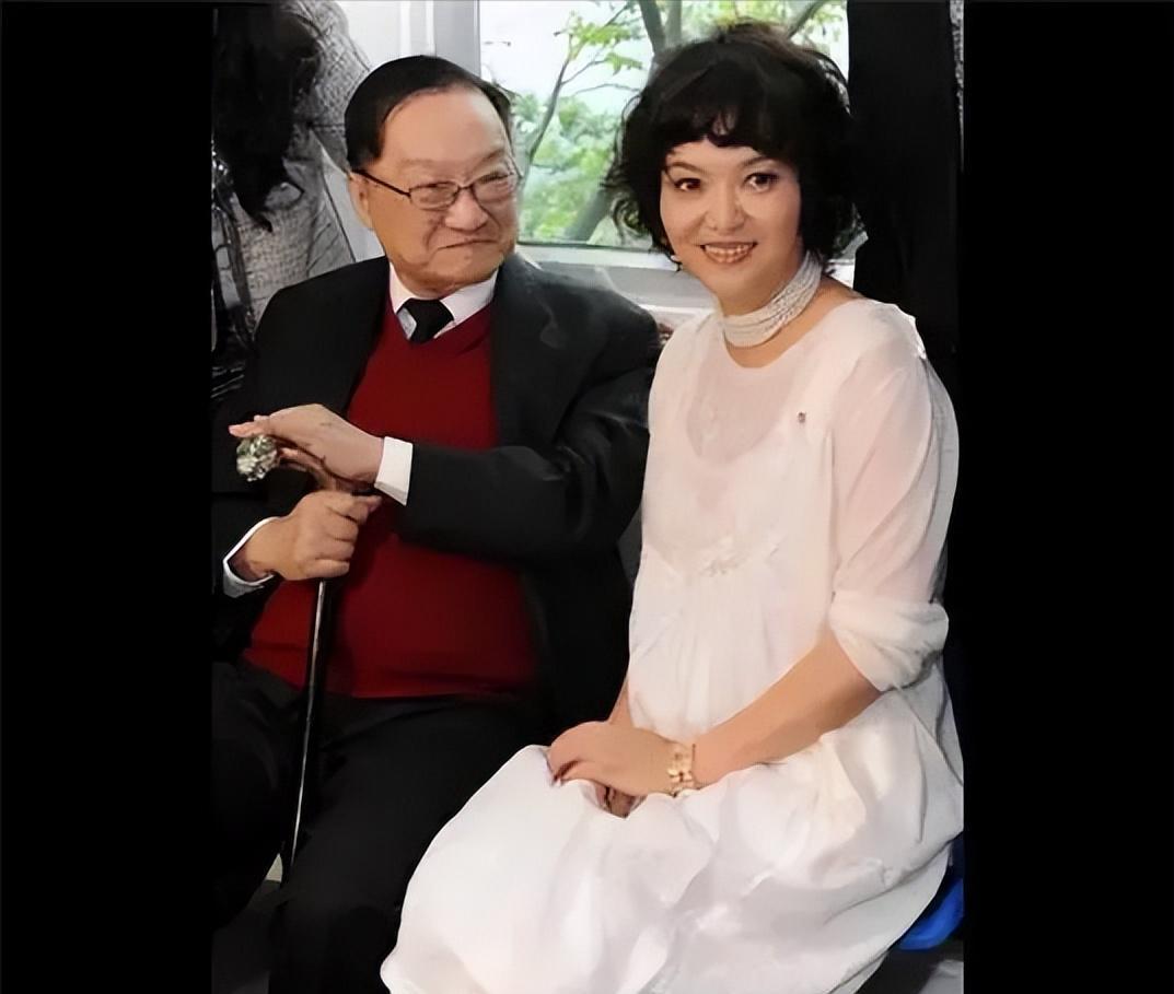 1970年代的香港，写武侠小说的金庸，52岁那年，娶了23岁的护士林乐怡。新婚宴