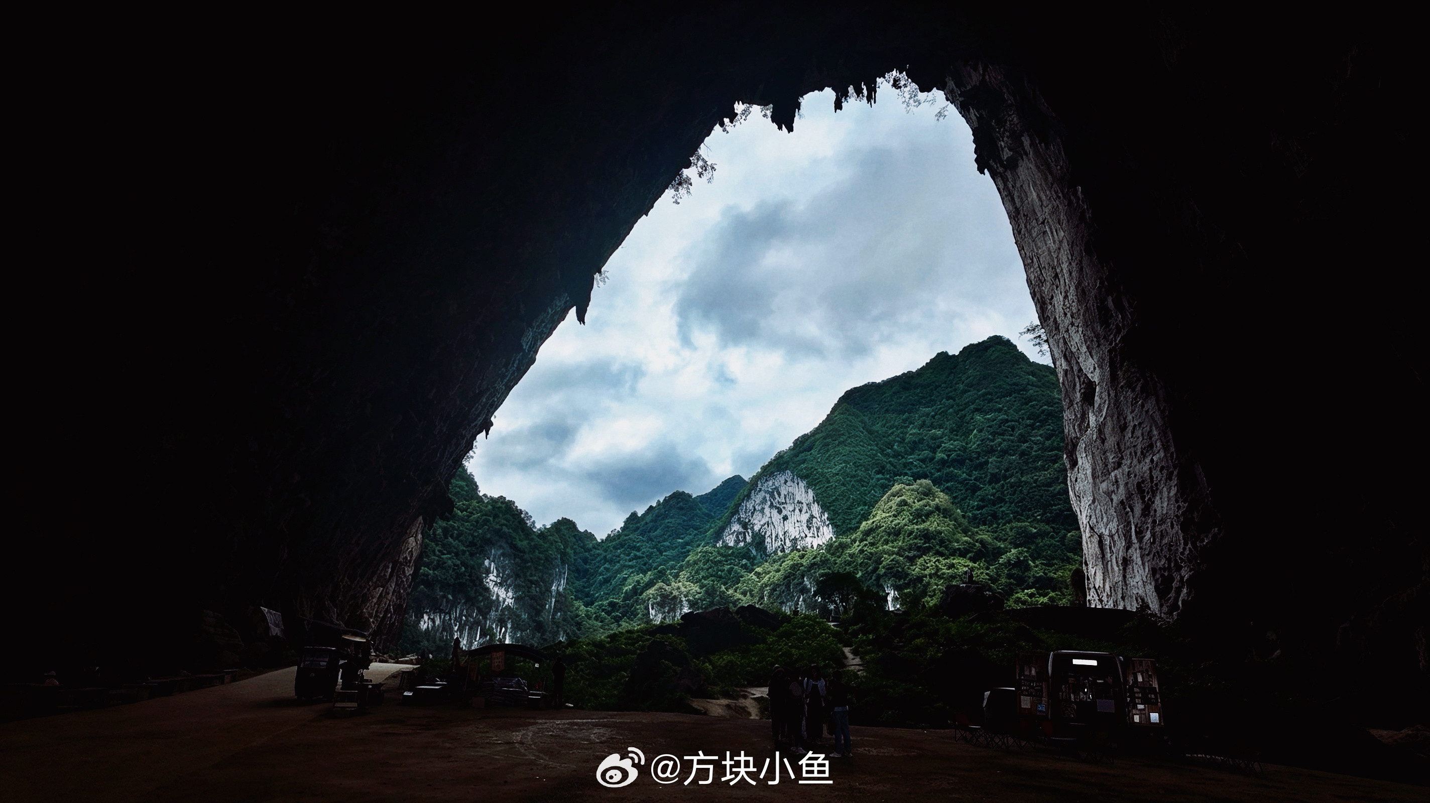 【社更穿洞】我爬上去真是瑟瑟发抖不敢站直啊[捂脸哭]想到《金刚》《变形金刚》《塞尔达》广西河池旅游旅