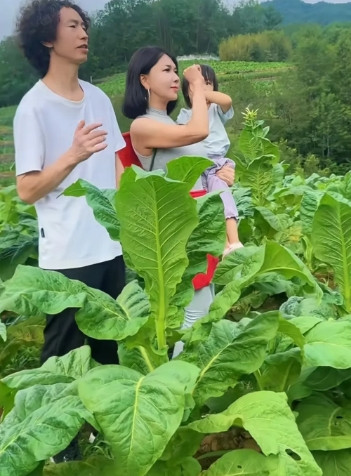 庞麦郎、龚玥菲两个人站一块，说不出的感觉，总感觉不搭。但据说，龚玥菲在主动接触