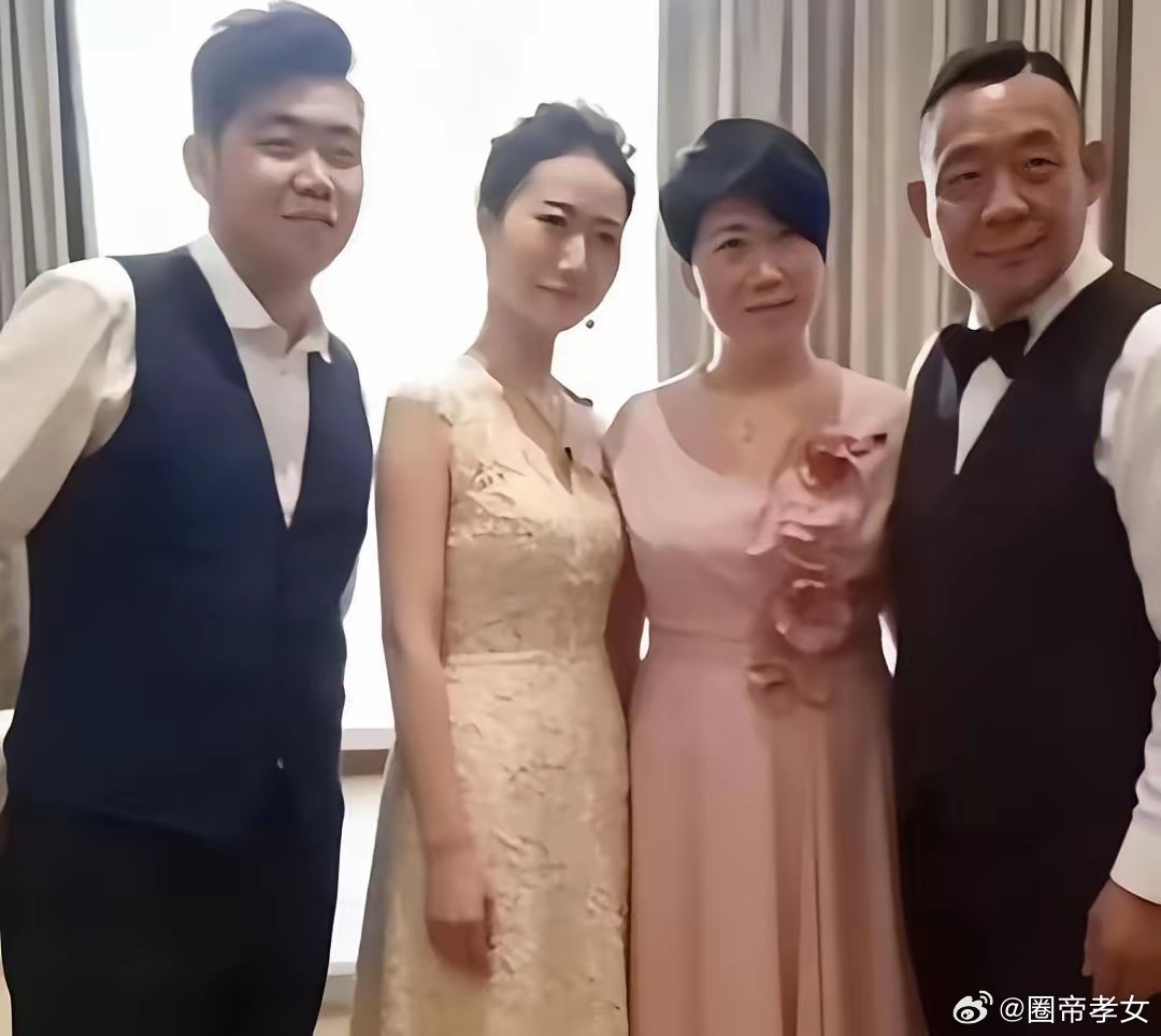 于东来夫妇与儿子于博文、儿媳在婚礼上的一张留影，婆媳俩长得非常像，儿子、儿媳平常非常低调鲜少露面照片