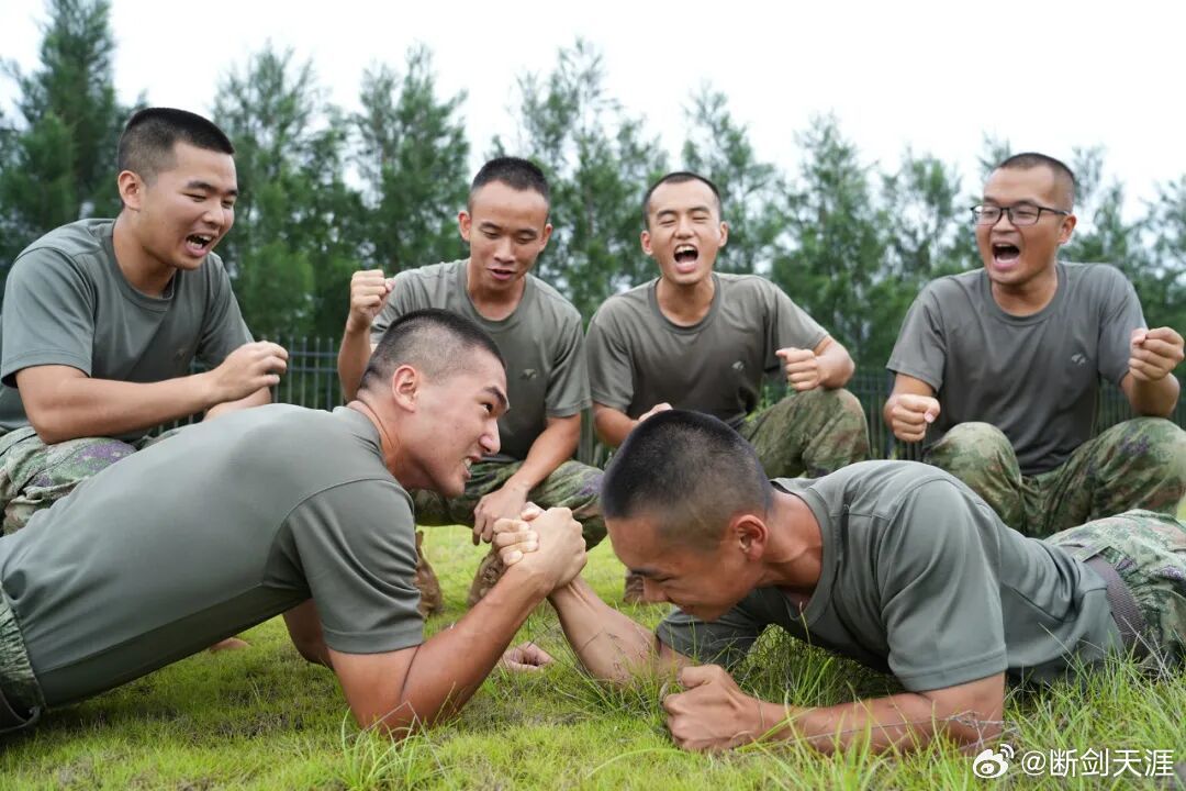 前线熄灯号军营晚点名人民前线晴光满六月，练兵正当时！晚安