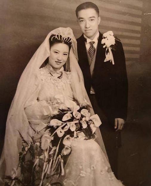 1945年，一名汪伪汉奸带着10亿法币、100多根金条投奔新四军，饶漱石、张云逸