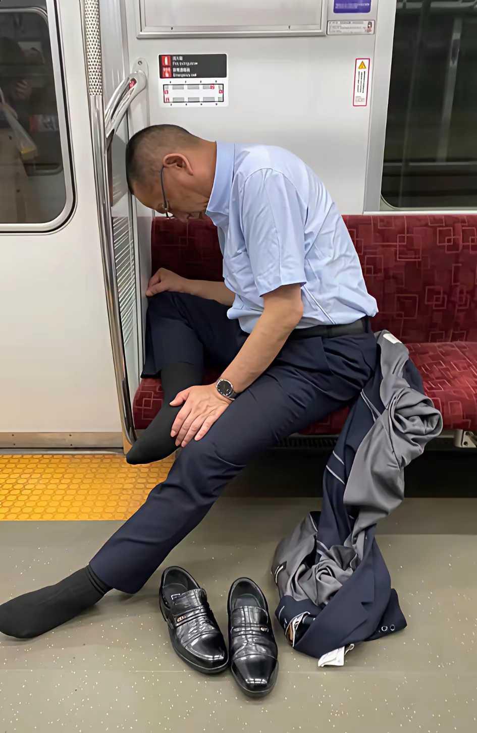 地铁上看到的一幕，心酸了，中年人也有崩溃的一面。