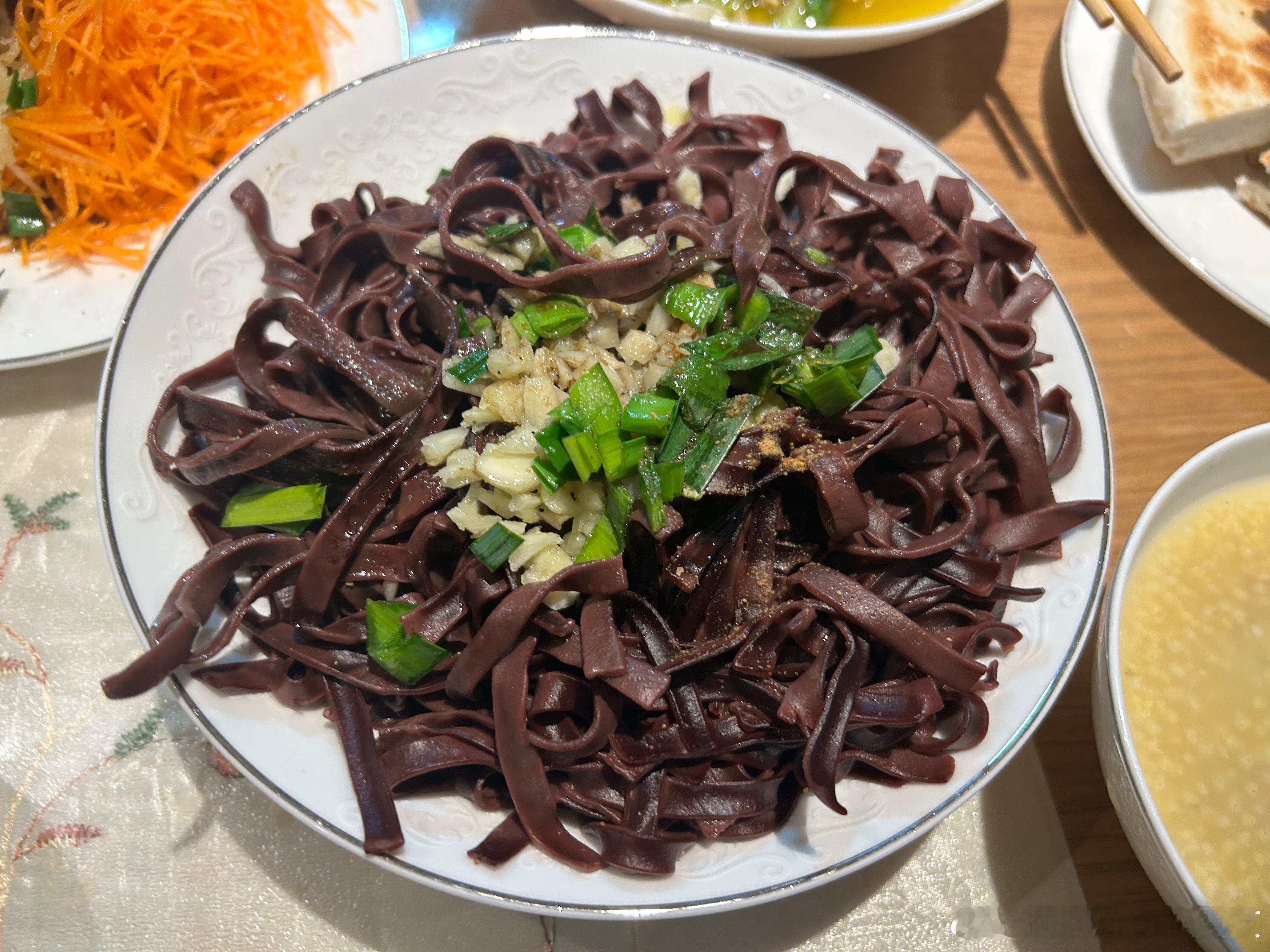 周末晚餐：今晚吃土鸡肉（婆婆养的土鸡）太香了，鸡肉和猪肉只吃自己家养的这才是正宗