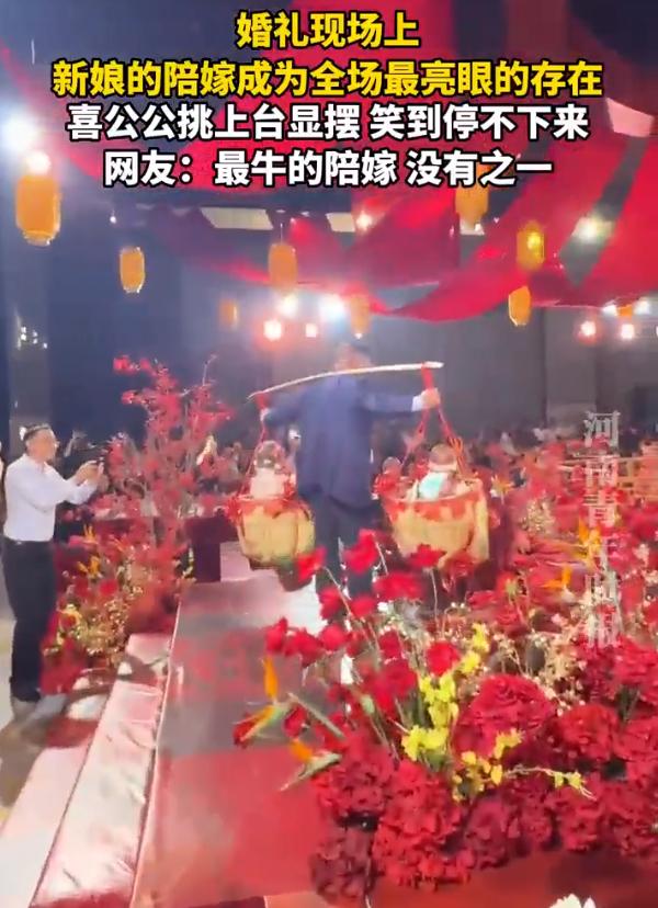 【新娘的陪嫁是一对龙凤胎】5月6日（发布时间），浙江，在一场中式婚礼上，喜公公用
