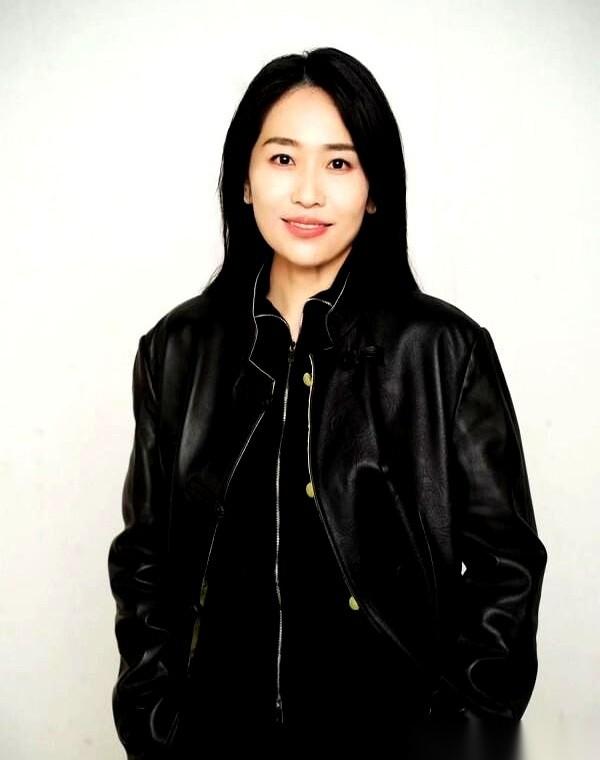 张末那个拥抱，递到巩俐面前，所有人都说，这是世纪和解。看错了。这根本不是一场