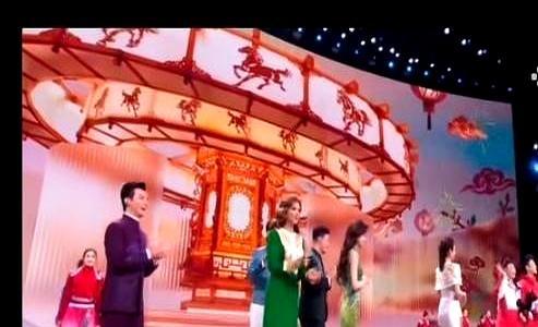 职场里最狠的抢位，是主动往后退一步。2026年央视元宵晚会，合唱《当》结束