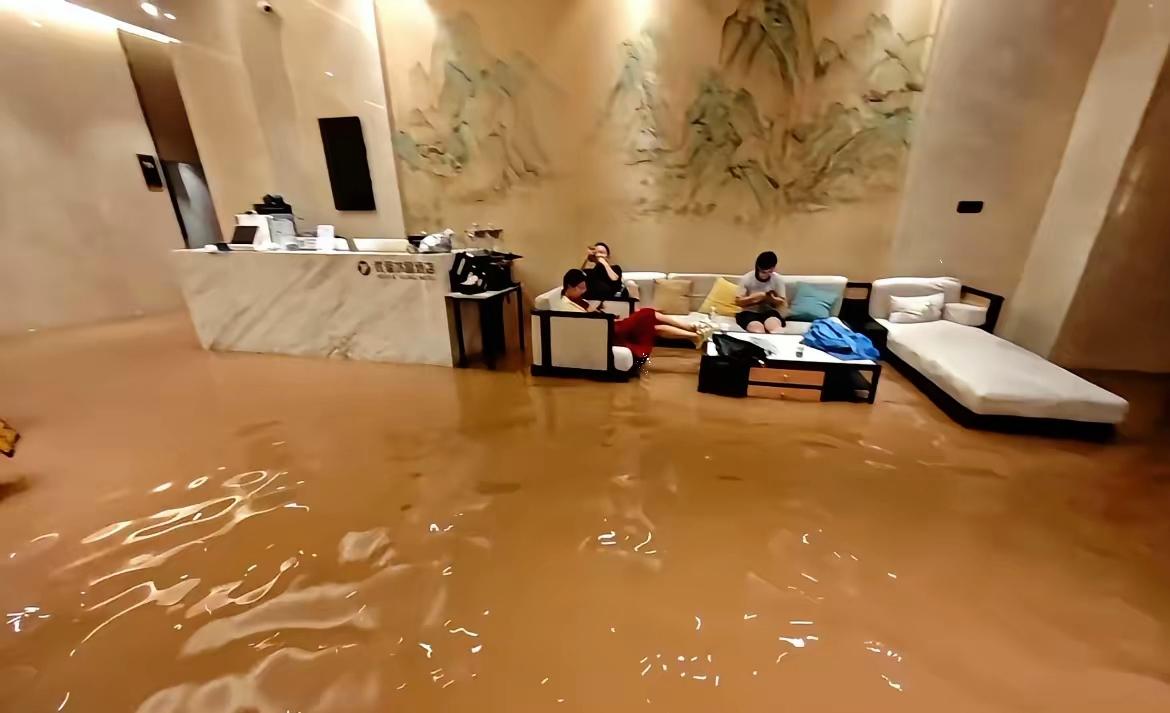 外地人和广西人对洪水的恐惧，根本不在一个档次上。​外地人：哇，洪水来了，好壮观