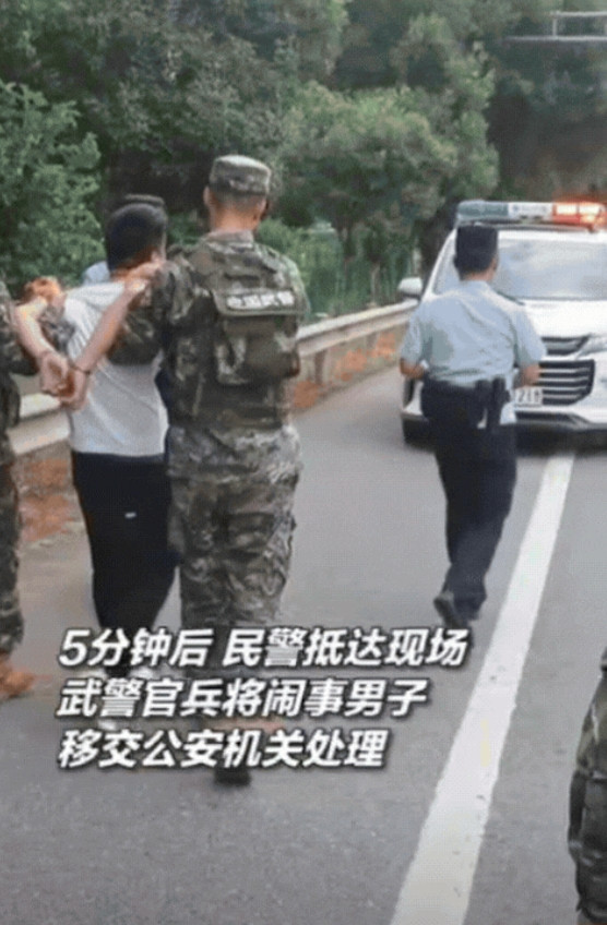 浙江金华街头，武警英勇制服暴徒