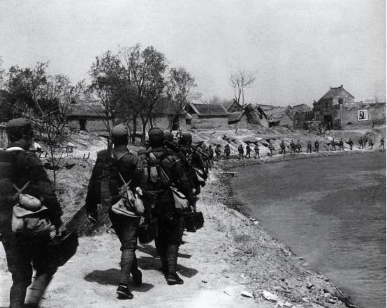1939年，一地主将300名八路军接到家中休养，谁料八路军还没待一会，1200名