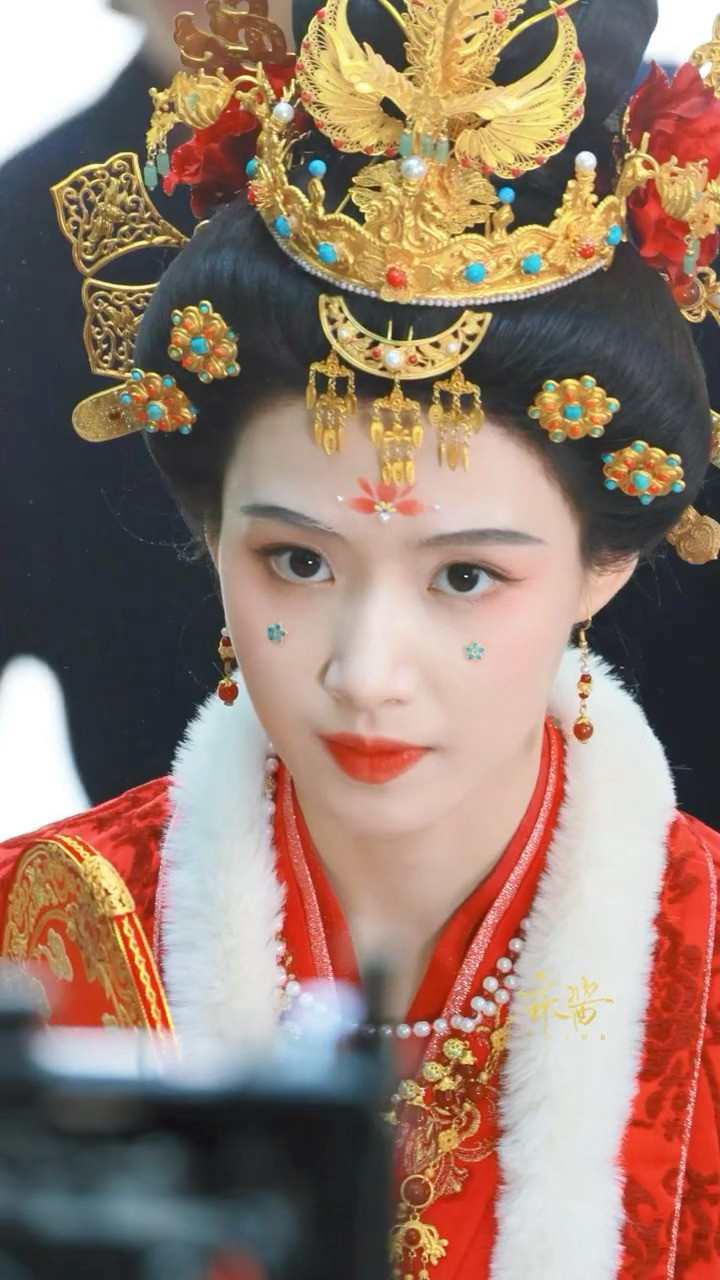卢昱晓南衣绝美抬眸路透！！